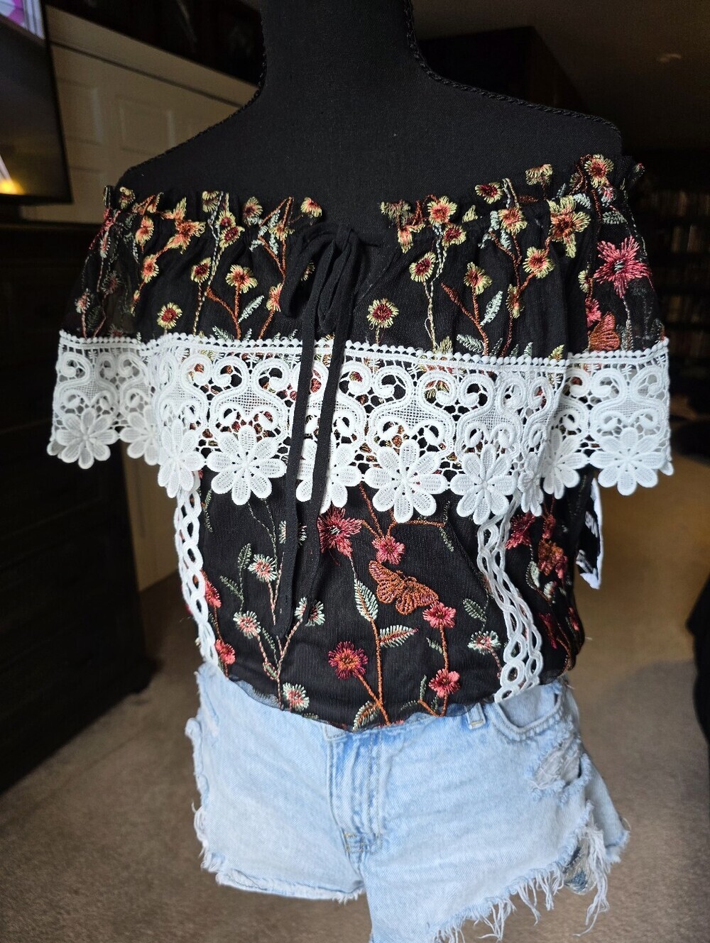La Reyna Black Floral Embroidered Off-the-Shoulder Lace Blouse Large NWT
